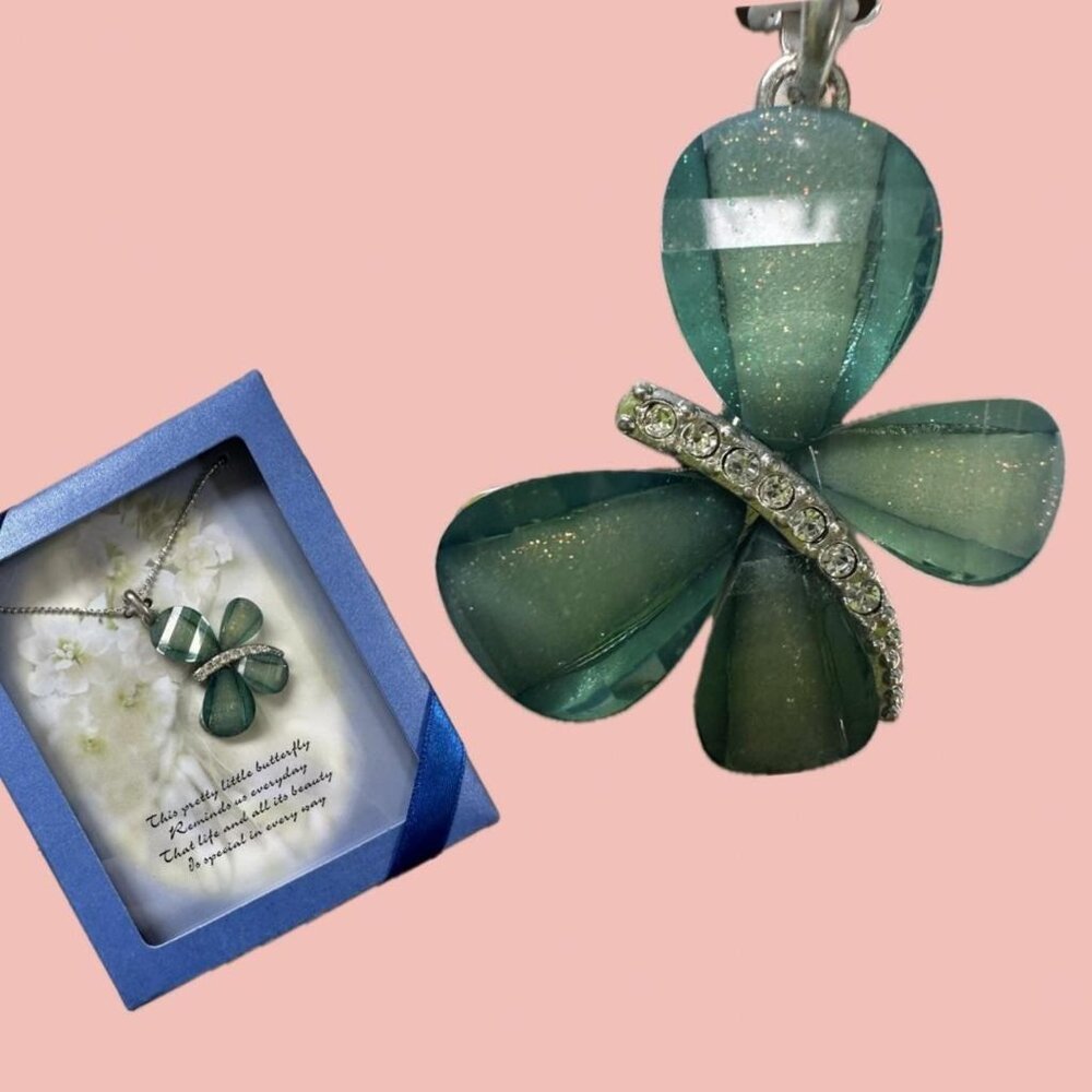 NIB Y2K Butterfly Rhinestone Necklace – Green Pendant in Blue Gift Box